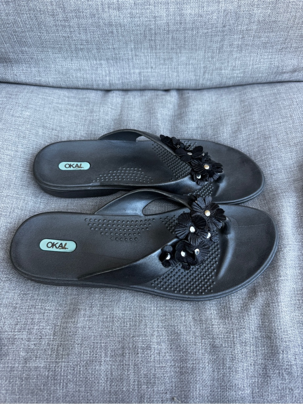 OKA-B Black Floral Applique Flip Flops - Studded Thong Sandals - Size L (10-11)